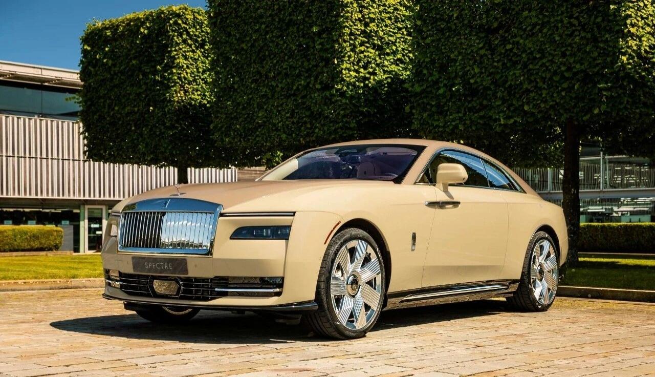 把狗狗的印记留在一辆劳斯莱斯上劳斯莱斯以狗狗的名义推出了一款高级定制产品，为一位