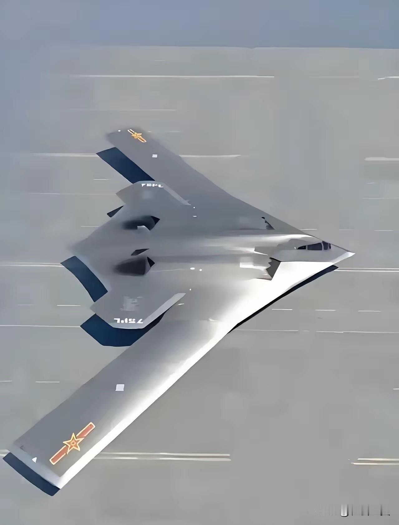 王炸，据外媒消息，中国研发的新一代远程战略轰炸机H-20正在地面滑跑测试。​有