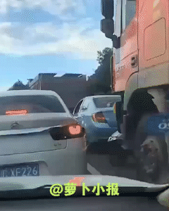 竟然毫发无损？这妹子纯纯捡回一条命啊。交通安全警示教育视频，地点疑似四川自贡，