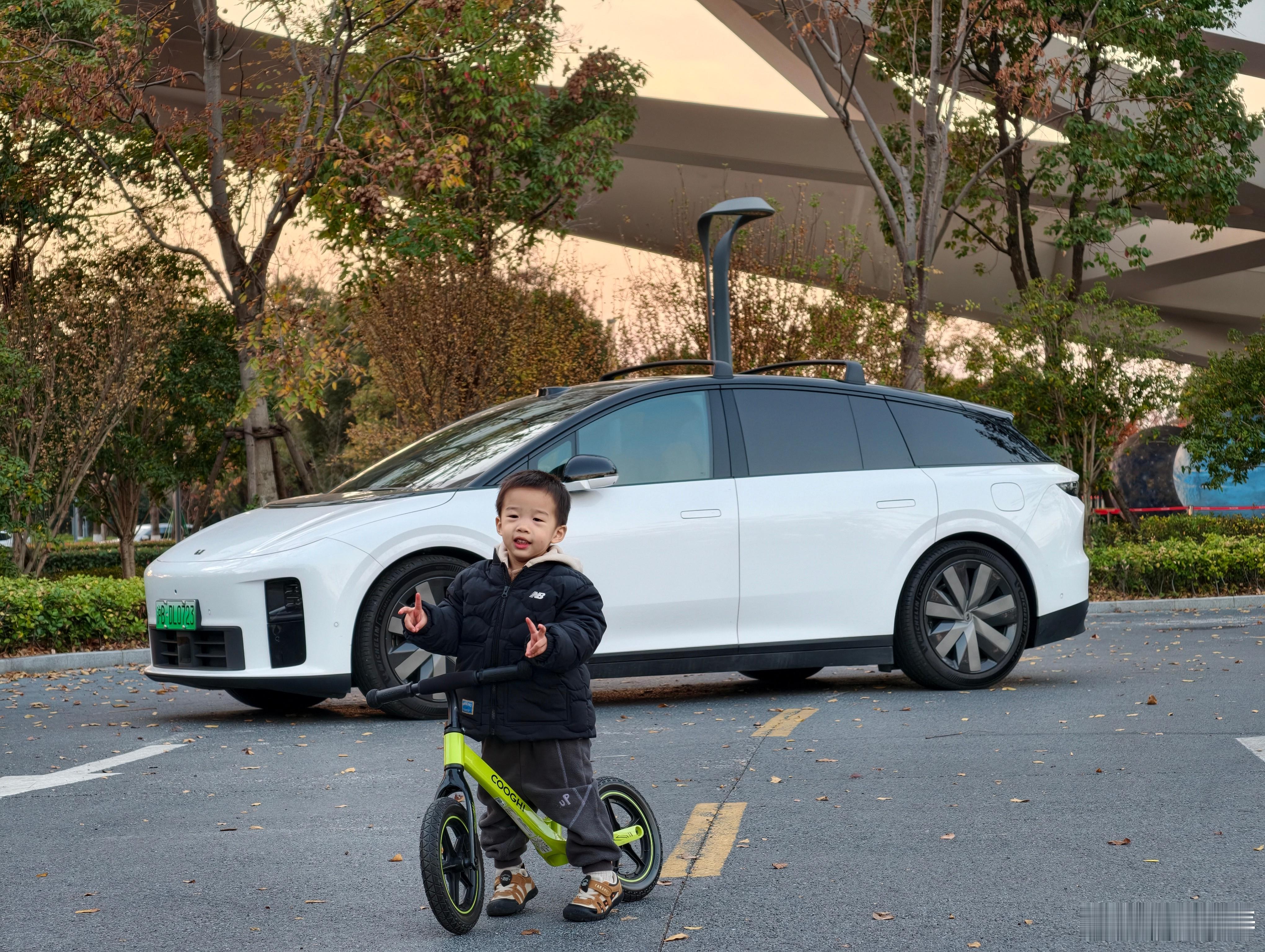 手机还有一些拍过的理想i6理想的车确实很懂家庭用户的需求，座舱设计，舒适感，以