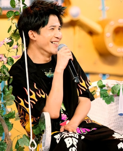 11月12日，“大张伟欧洲被砸车以为节目组整蛊”冲上微博文娱热榜第一。大