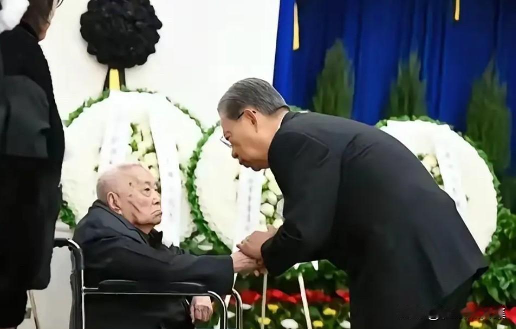 2025年12月26日，百岁高龄的王汉斌同志前往北京八宝山革命公墓，送别相伴74