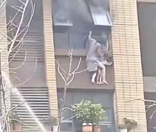 为什么都去质疑和谴责消防员？你行你上，这么多邻居，没有一个帮忙的？后来反转了