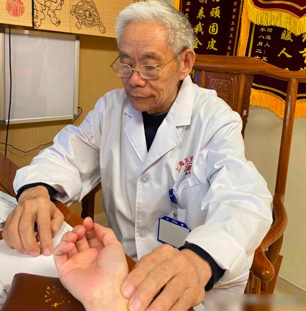 昨天慕名去看了一位老中医，轮到我时，刚坐下，先生就轻轻摆手示意别说话。同龄人