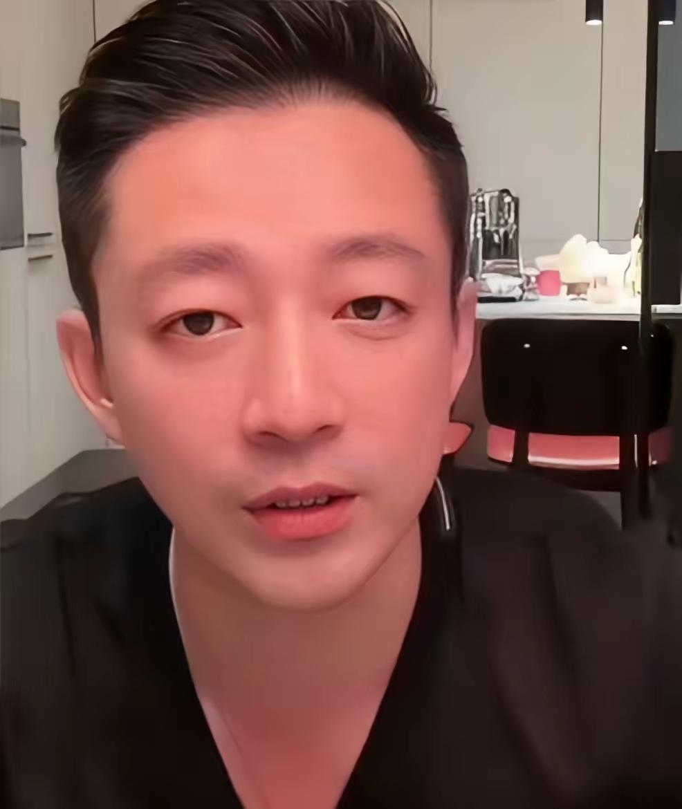 汪小菲突然不闹了，网友直接吵翻：他到底是真释怀，还是终于熬赢了？以前那几年他真憋
