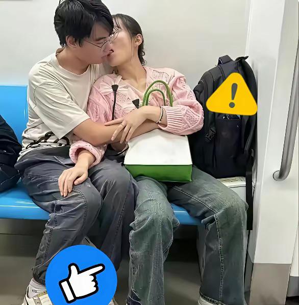 看到这幕也太不分场合了！一对男女在公共场合里抱着啃，手还到处乱摸，旁边大爷别过