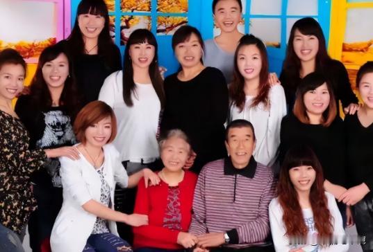 山西一对夫妻，生了11胎全是女儿，丈夫眼看妻子生不出儿子，无奈决定放弃，谁料，1