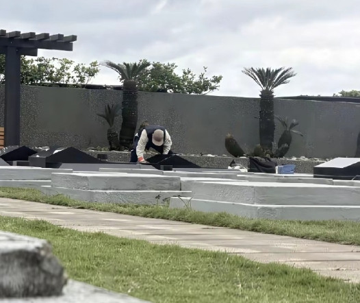 具俊晔跨年在墓地陪伴大S！网友偶遇到他的时候，他心情低落，当时他正在用力擦着大S