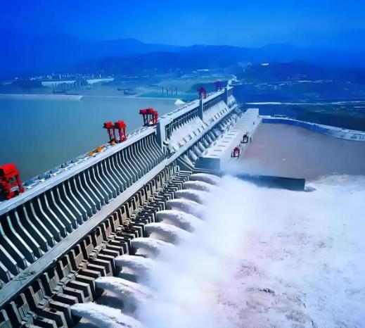 起初，三峡大坝原本打算建150米高，水库最远能淹到四川长寿县。后来，重庆市委