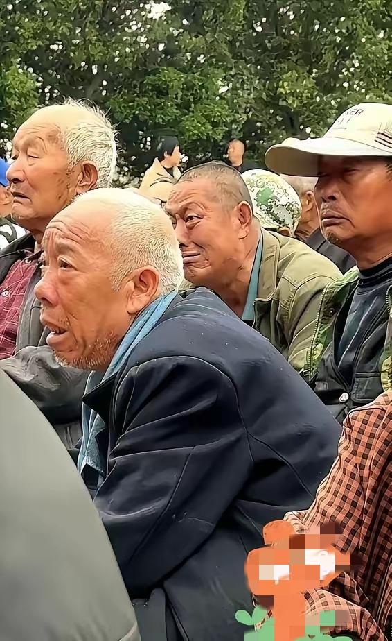 山东梁山有个老板掏了50万，请河南豫剧团连唱6天大戏，本来是给老爹办80大寿，结