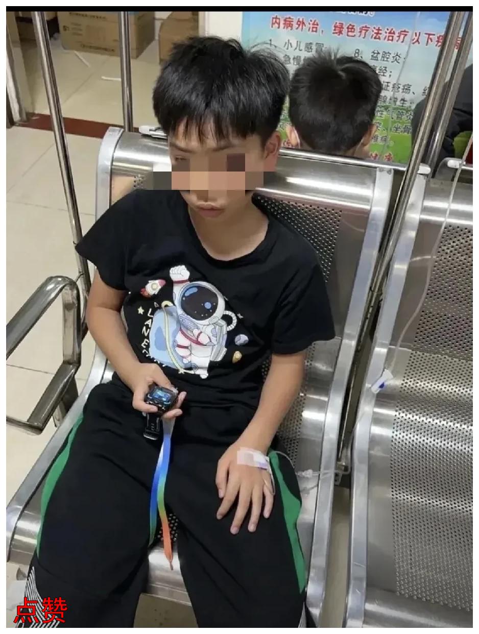 诊所里的一幕让人揪心。一个六七岁的男孩打着吊针，因为生病难受哭了。父亲突然吼
