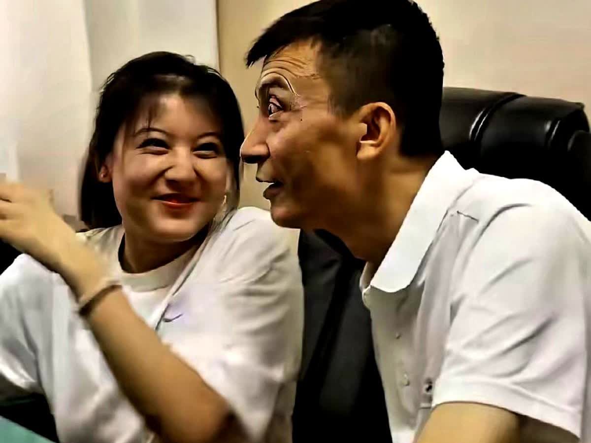 开封724分的代易瓒，家庭条件显然是不错的，父亲一看就知道是个讲究人，穿着打扮很