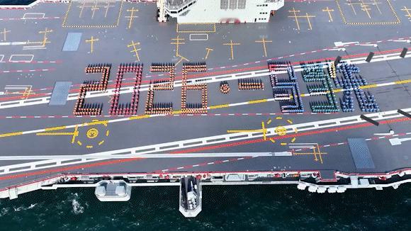 无人机俯拍福建舰，数十个停机位密密麻麻，弹射航母甲板利用率确实高