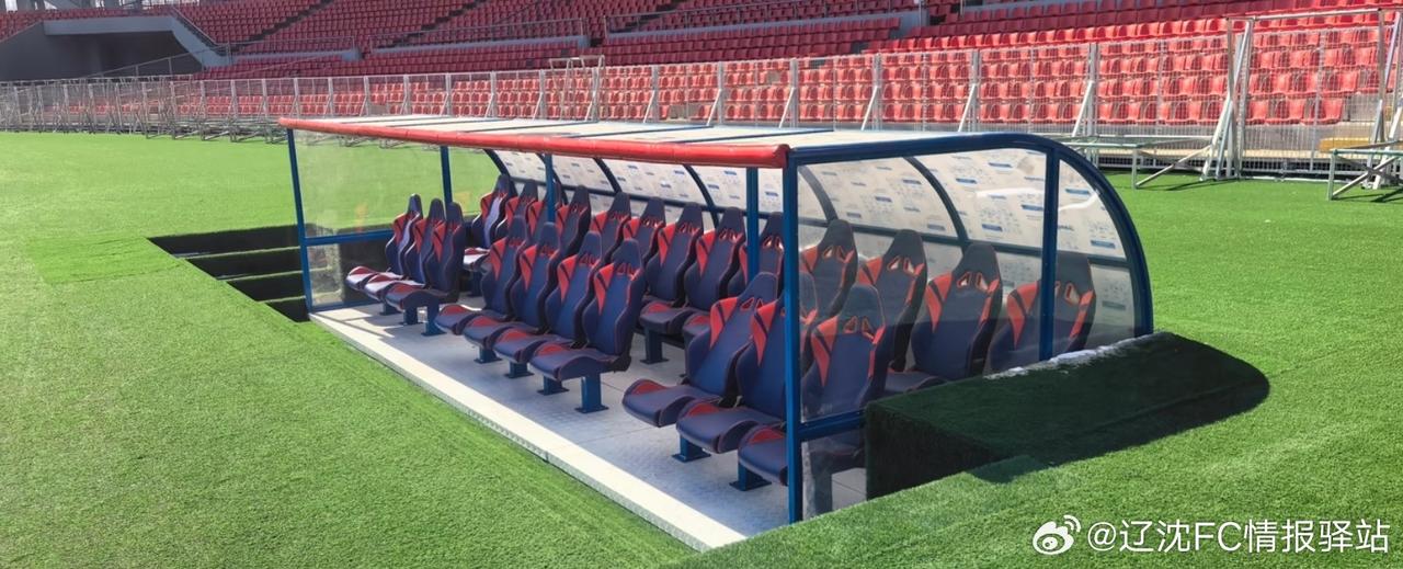 辽宁铁人队主场的替补席下沉施工已经完工了，你们看看这效果怎么样，辽宁铁人队上个赛