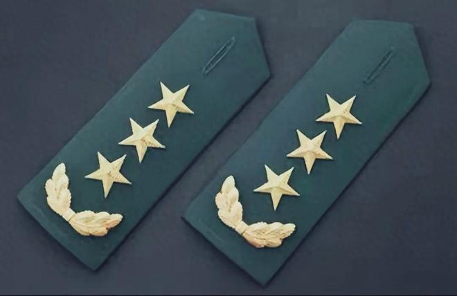 全国佩戴这个军衔的现役军官，只有30几个人。要想挂这个肩章，至少是正战区级军