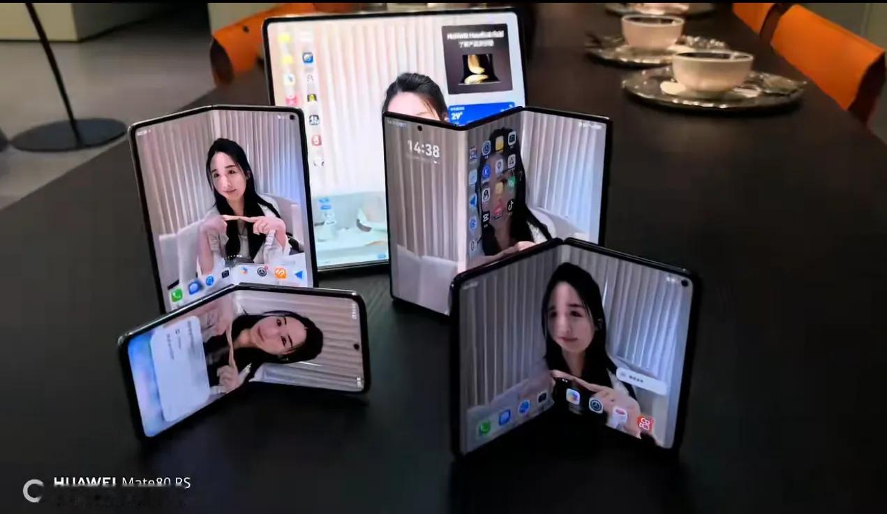 朋友们，下面这张图是华为的折叠屏手机的一个形态，小折叠、阔折叠、双折叠还有三折叠还有大折叠，华为会不