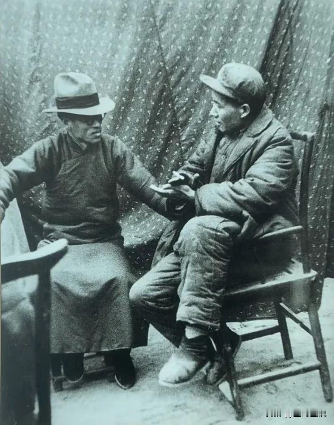 坐在教员身边的是谁呢？两人应该是多年未见的好友，教员在见到他的时候，不仅坐姿很随