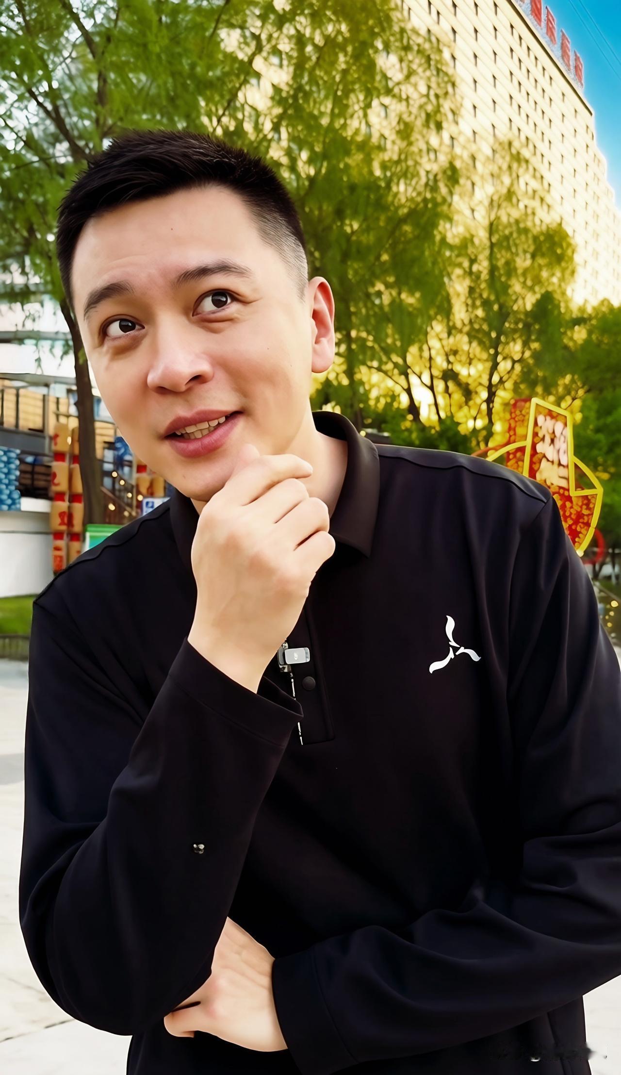 岁月流转，初心未改，回眸，杨鸣，在赛场上挥洒汗水，为了一座城市而战，如今，他站在