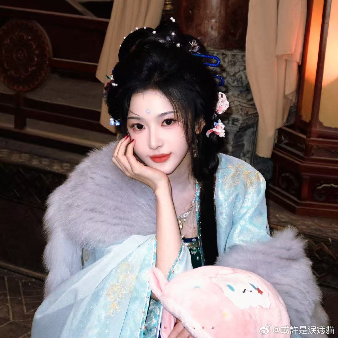 孔雪儿也太爱听烂梗了吧谁能拒绝爱笑又温柔的孔雪儿，听到粉丝的烂梗直接笑开花，反