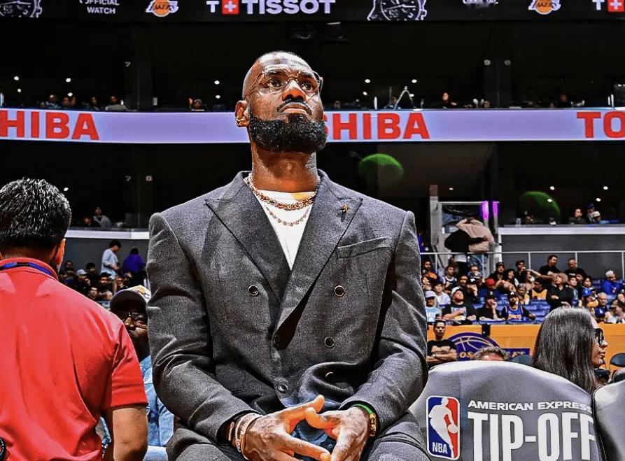 Shams：消息人士透露，詹姆斯对此次伤势恢复将保持极度谨慎。"据我所知，湖人与