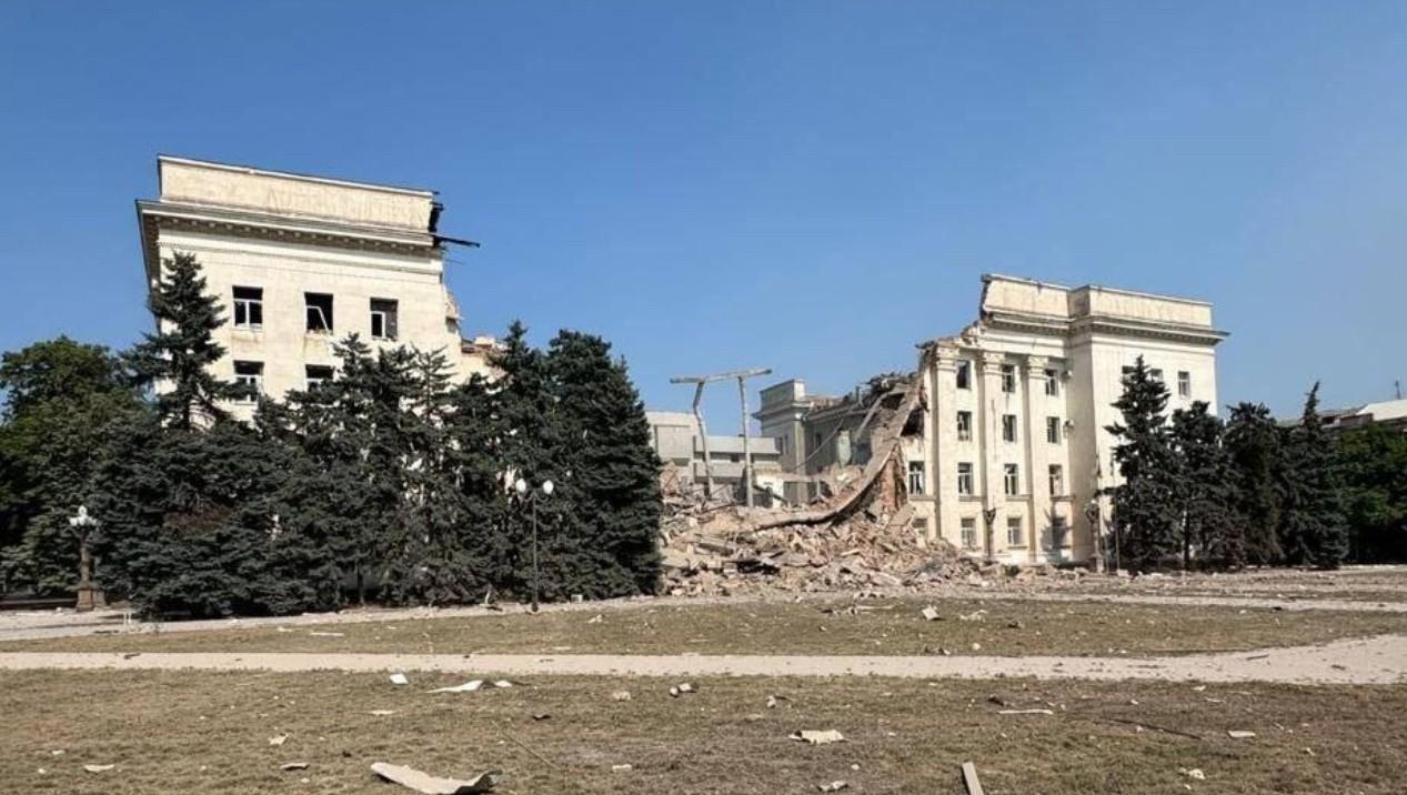 俄罗斯空军今天既轰炸了乌克兰赫尔松州行政大楼、也轰炸了赫尔松市的军事管理局大楼，