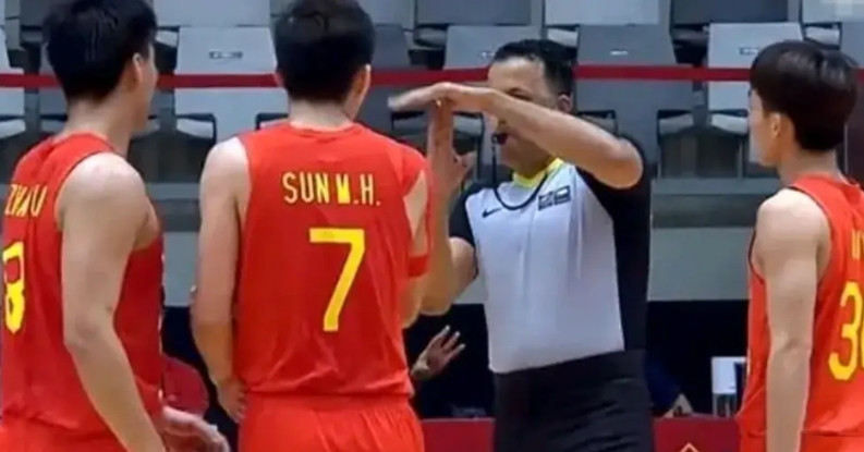 惊天的黑幕，连演都不演了！几名裁判联手，竟然一次又一次吹罚中国男篮的“体毛”犯规