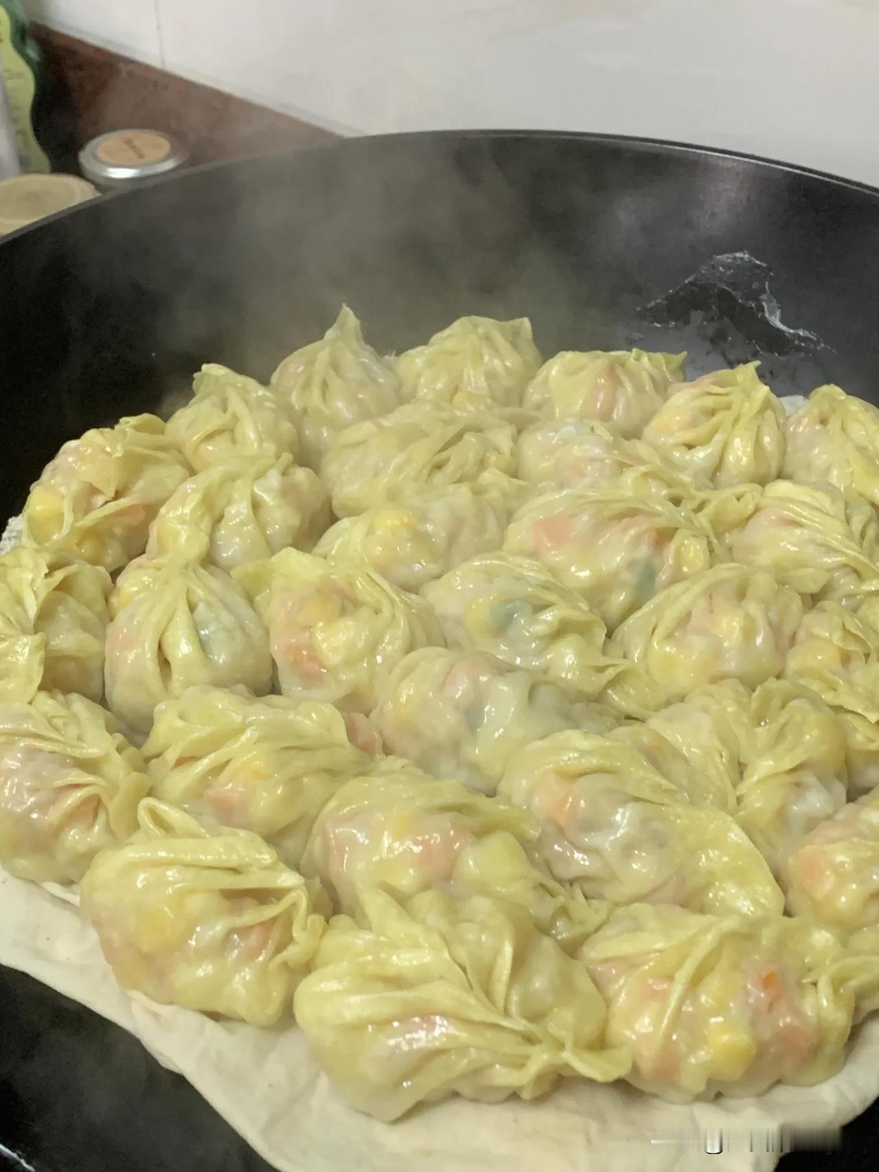 饺子真是让人百吃不厌的美食，它都有几千年历史了，现在连老外都爱吃。我今儿包的大蒸