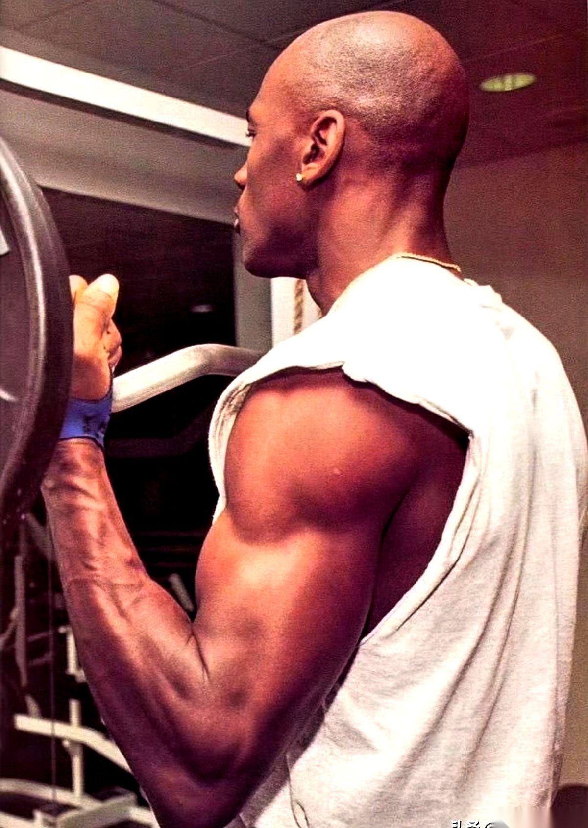 看老转播镜头的时候，很多人总觉得迈克尔·乔丹瘦得像根“竹竿”。那是远景镜头骗了你