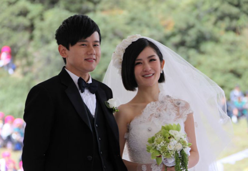 一次节目中，陶晶莹好奇的问张杰：“你们结婚何老师送你们700w彩礼，你们怎么花的