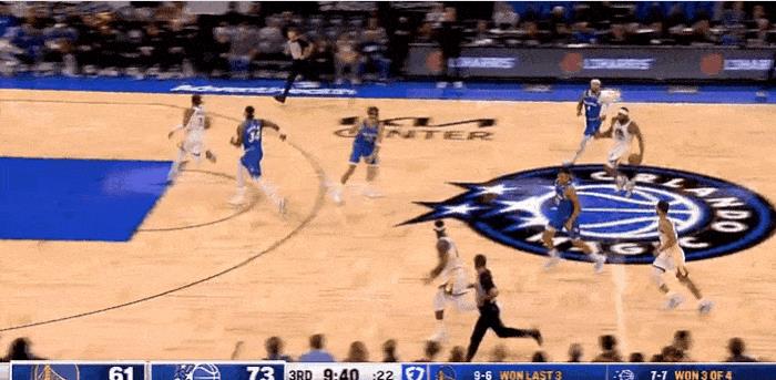 巴特勒真是太嚣张了！在今日勇士对阵魔术的第三节比赛中，巴特勒持球突破到禁区迎着防