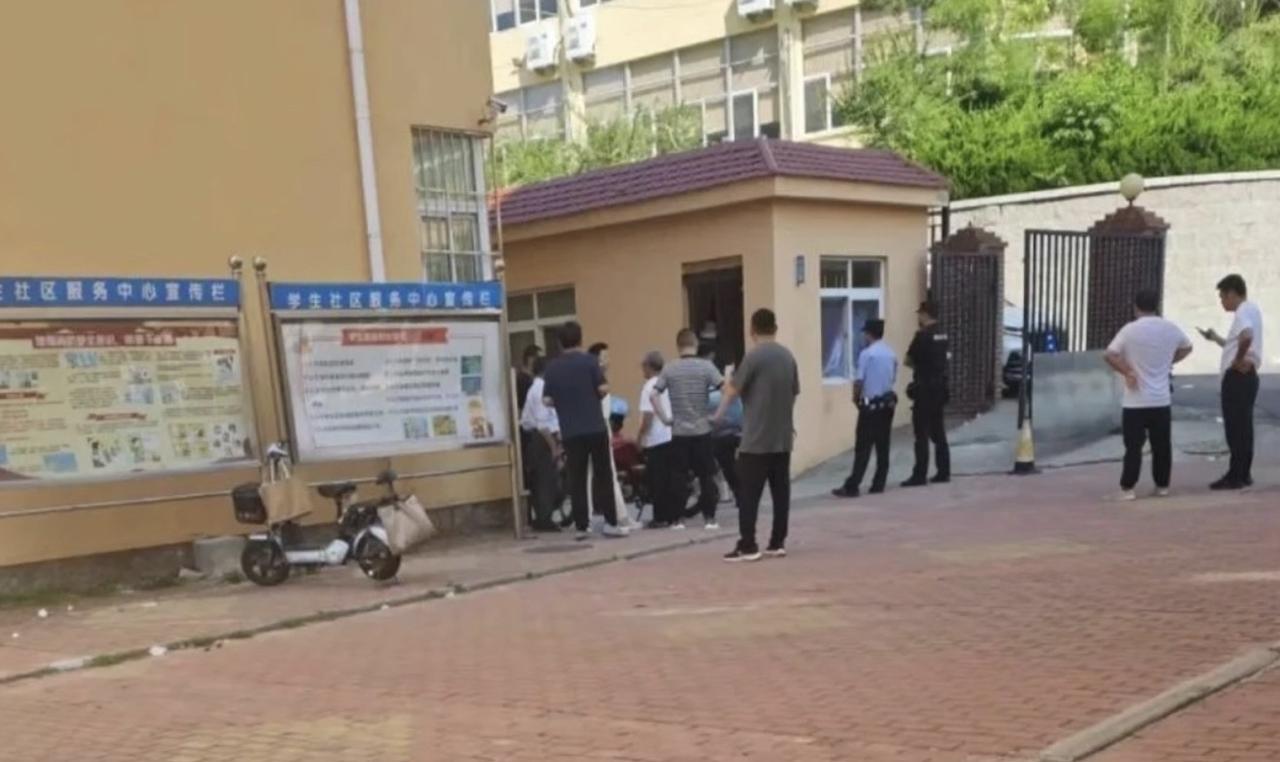大爷不用受罪了7月6日，青岛大学一位宿管人员不幸离世，这也得到了学校的承认，但