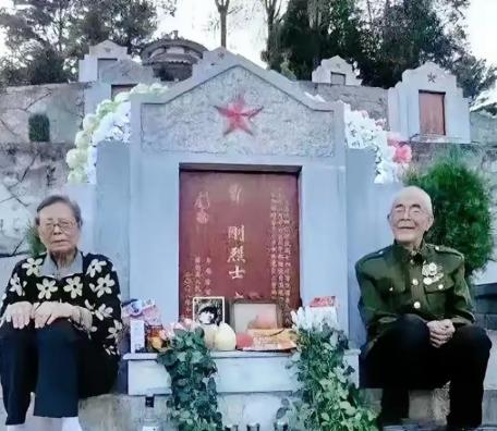 泪目了！2022年，两位老人感觉去日无多，趁有生之年千里迢迢来到儿子的墓前，他们