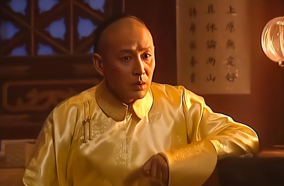 1665年，一天晚上，侍女阿露照顾12岁康熙上榻后，刚要走，突然被康熙一把抓住，