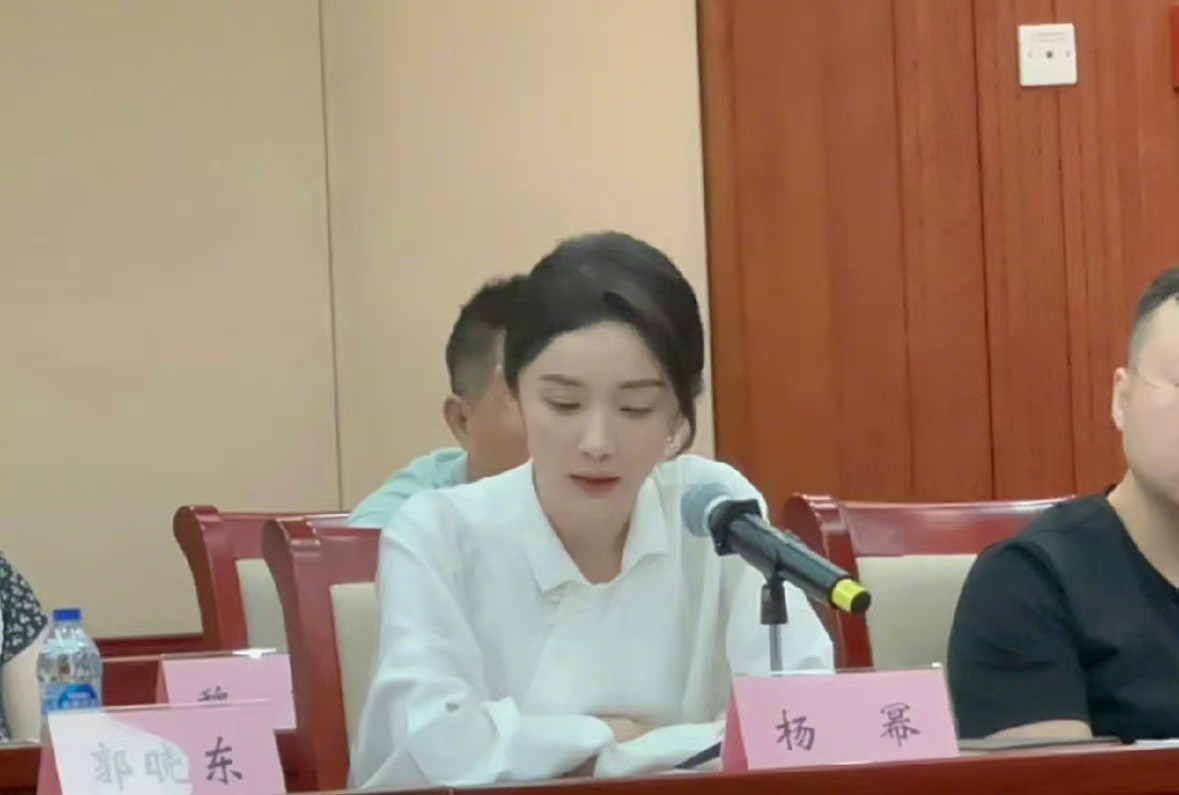 杨幂真的是越素越漂亮...