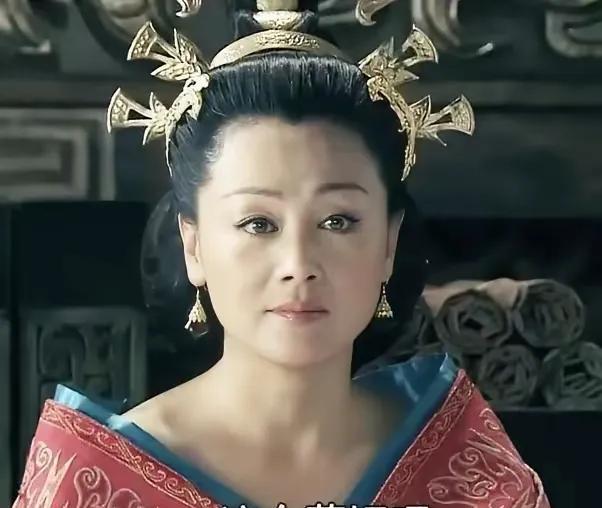 前195年，刘邦去世，薄姬跪在他的灵前痛哭。吕后走来，对她温柔地说：“你去代国陪