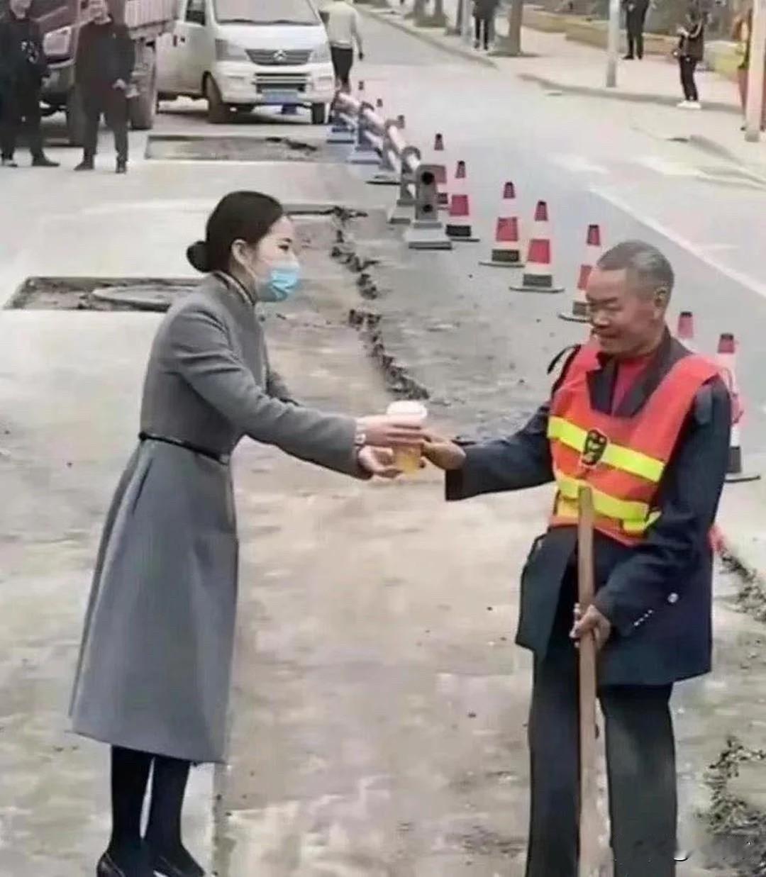第一张感动，第二张恶心
