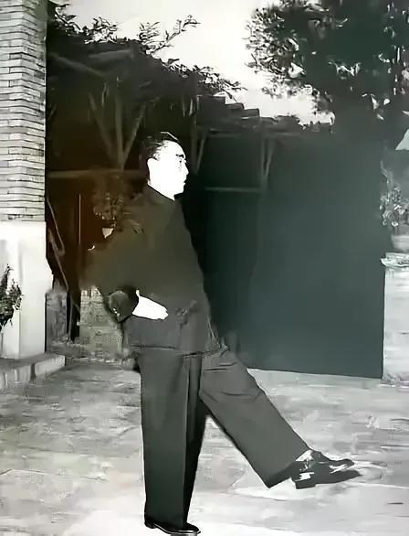 深厚友谊周总理与胡志明一直保持着深厚的友谊。青年时代，周总理曾