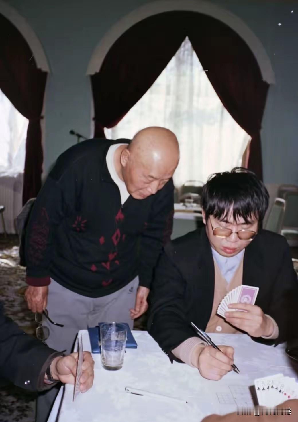 聂卫平先生不仅围棋下的好，桥牌打的也非常厉害，据说他跟很多大人物打过桥牌，照片中