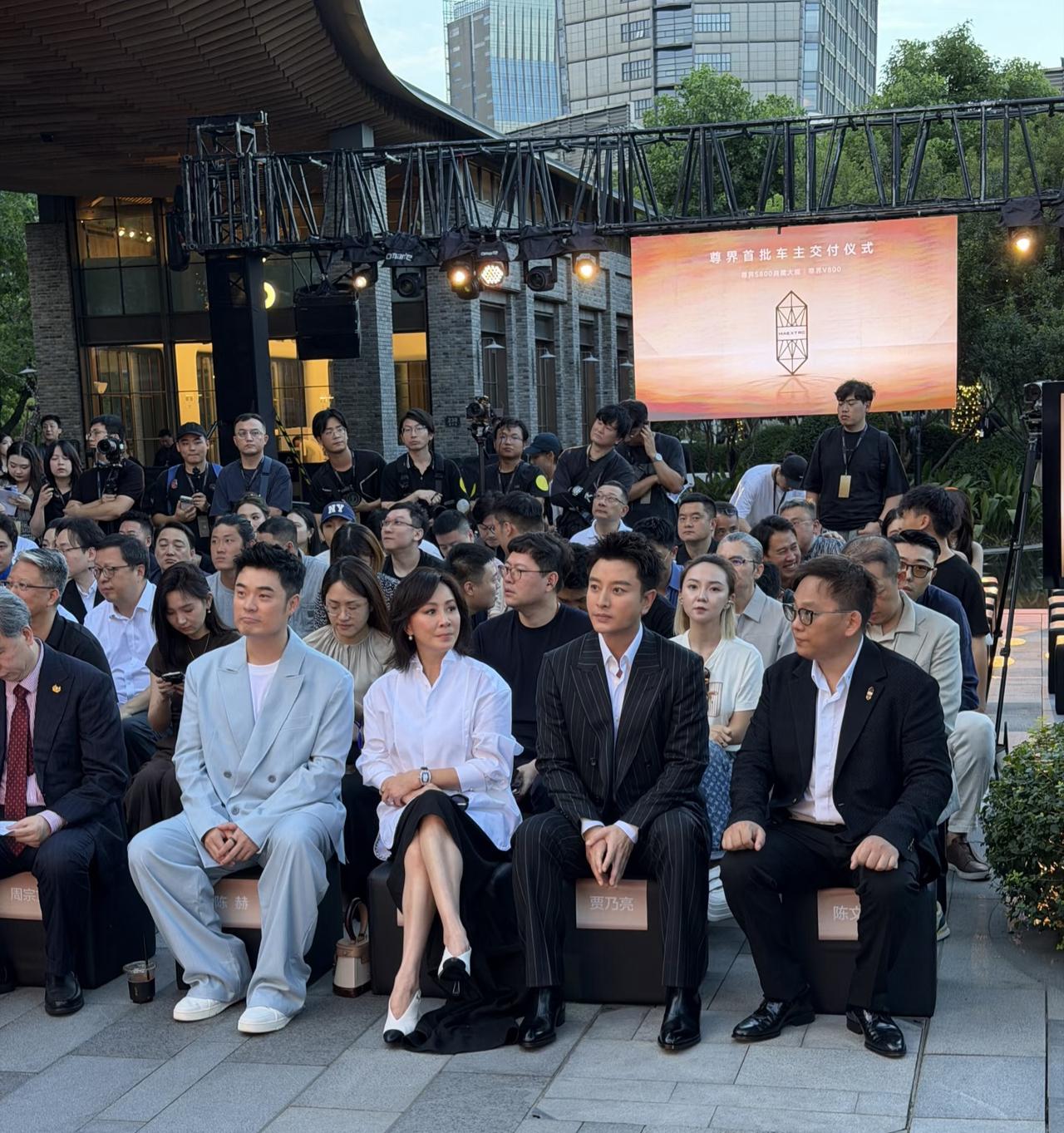 贾乃亮的颜值被低估了，本人浓眉大眼很帅气，商务精英范儿也很足，比剧里瘦很多也好看