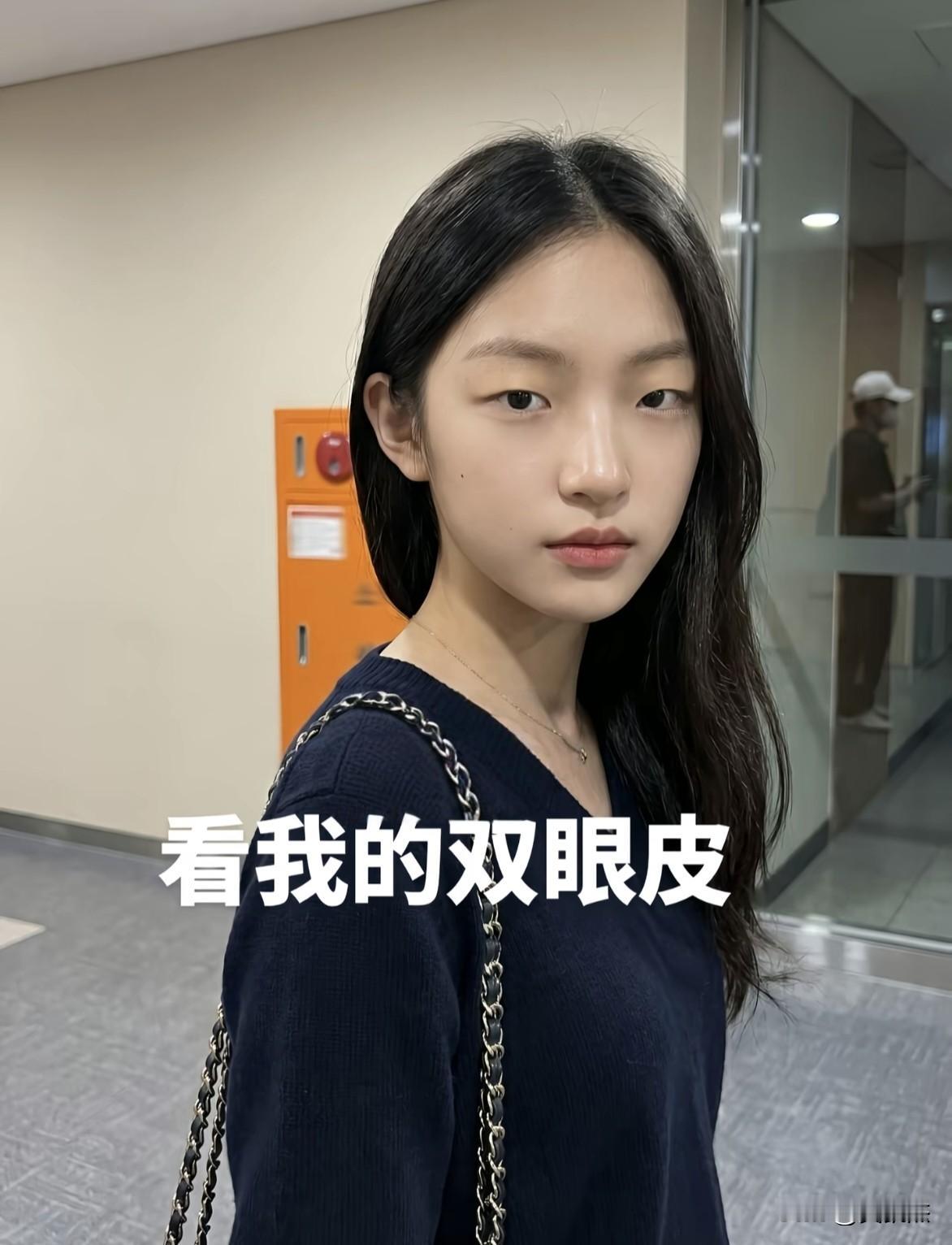 毫无疑问，双眼皮好看～～单眼皮显年轻。