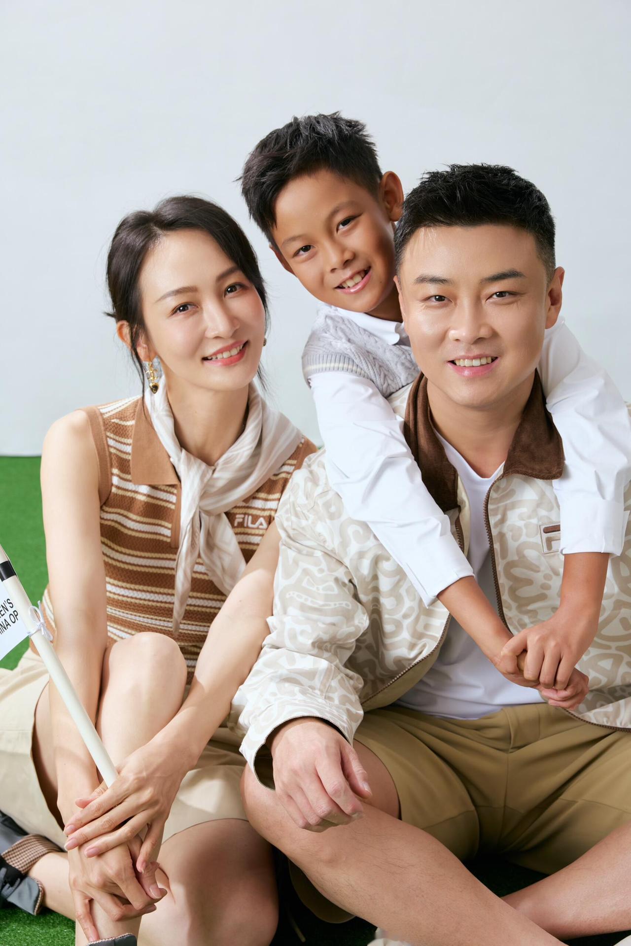 王指导带着小海苔和嫂子，三个人的时尚大片，个个都有点睛之笔！白告不上班，整个人