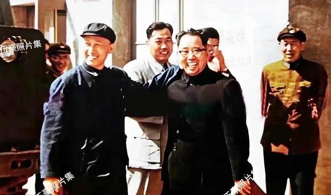 1960年代初，中国“两弹一星”事业“铁三角”刘亚楼上将（前左二）、钱学森院长、