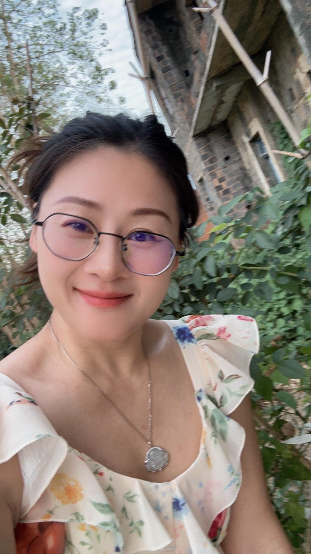 谁会喜欢我这么无趣的人呢，每天不是在浇水，就是在施肥，剪枝，盯着花苞咔咔咔……