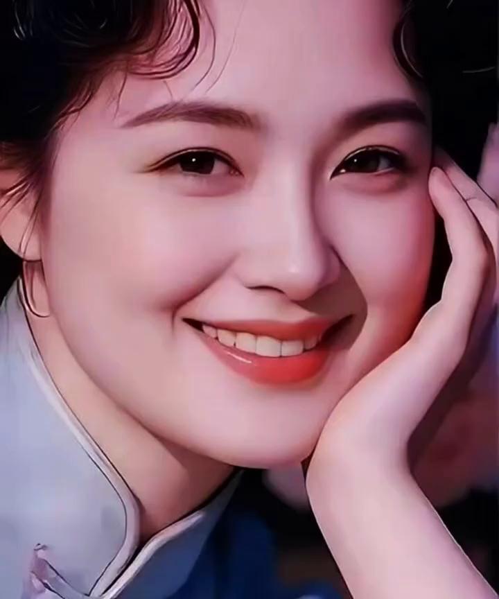 这是所有男人都喜欢的女孩吧？脸型标致，皮肤白皙，笑起来甜滋滋的。符合大多数人的审