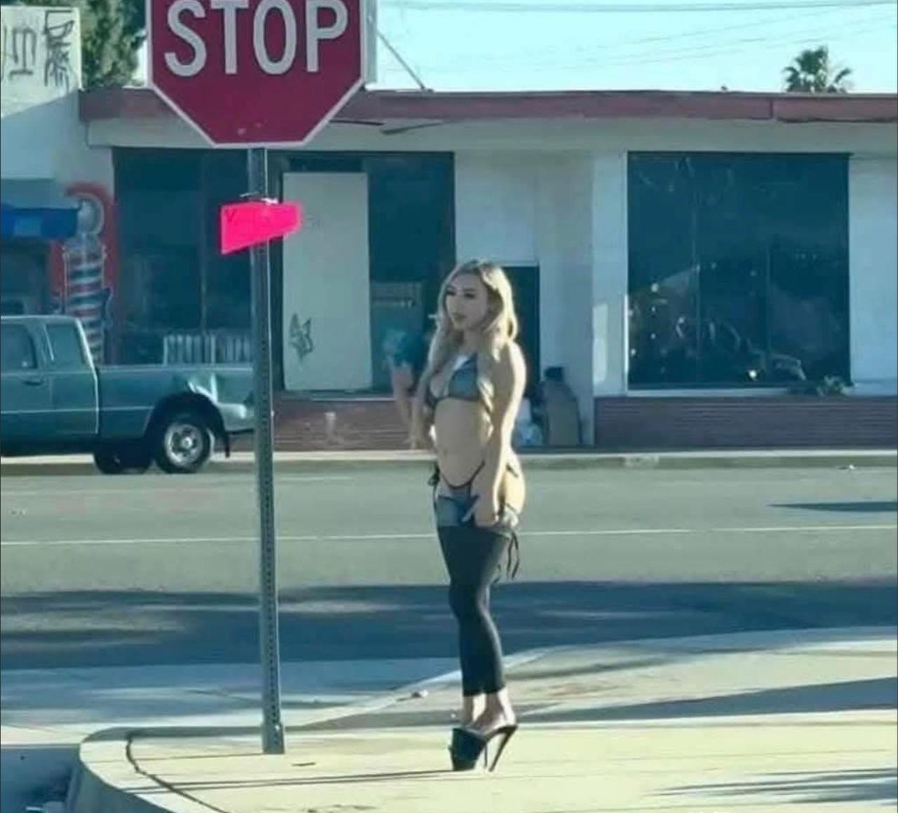 美国西雅图，开车在街上，会看到越来越多的女孩站在路口，对着路过的每一辆车摆姿势、