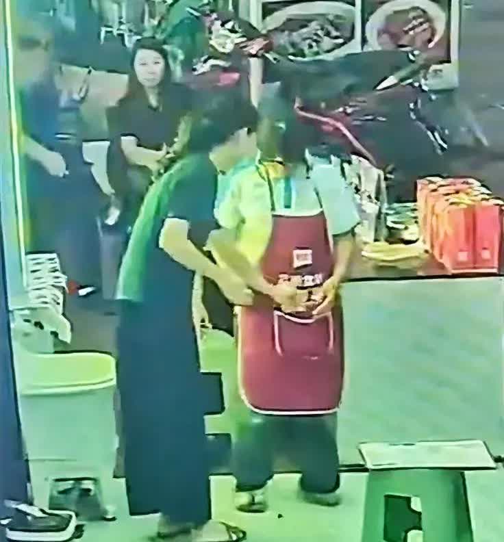 一女生高考后在饭店打暑假工，这天她正忙着，有一位身穿黑衣服的陌生女子来店里找她，