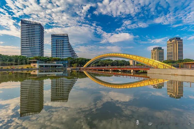 苏州楼市还是会随着全国房价走势而产生变化。苏州楼市在2020年那一波全国房价上