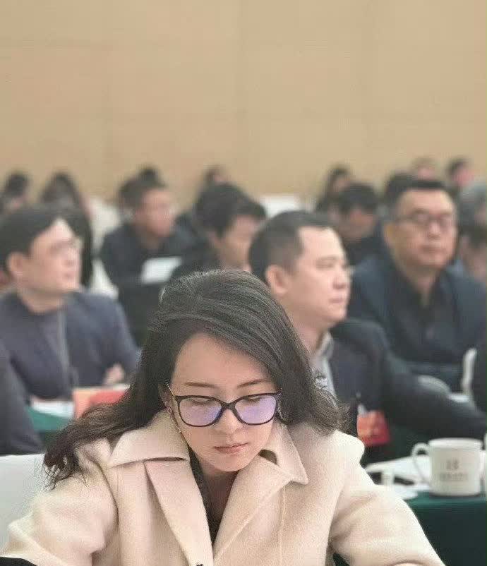 章子怡这个人真的不能细挖越细挖你越会发现，章子怡这个人真的太坚强了，