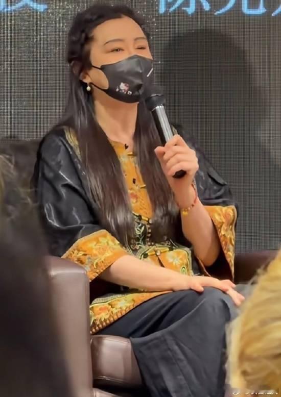 58岁王祖贤罕见露面近期王祖贤因在公开活动中双眼明显浮肿（尤以左眼为甚），与她年