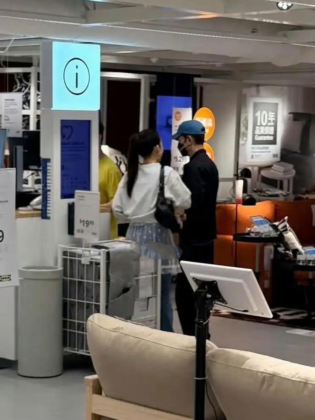 郭富城牵手娇妻方媛现身香港一家家具店，夫妻俩人是来挑选家具的，同时，天王郭富城始